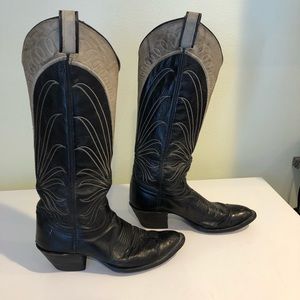 Used women’s Tony Lama boots
